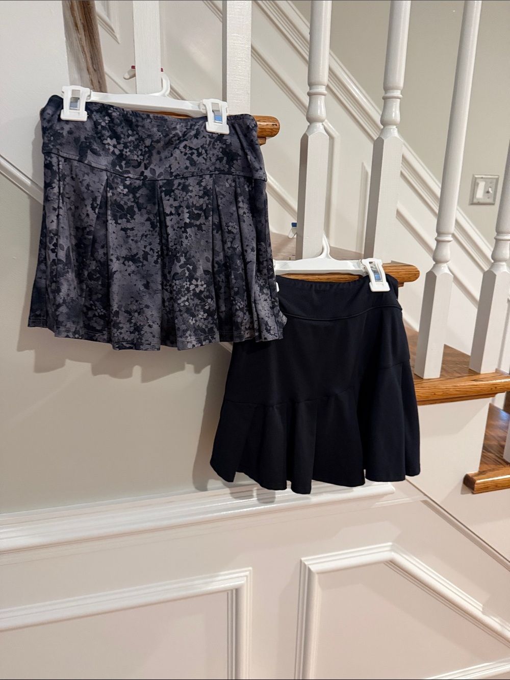 Abercrombie Kids Black Pleated Athletic Skort and Gray Floral Print - size 7/8